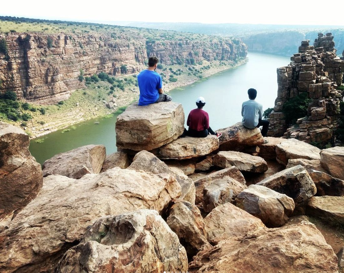 Savan with two new friends sitting on rocks above Gandikota canyon
